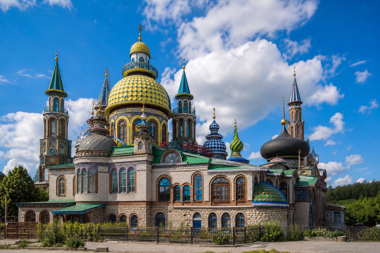 Фасад Храма всех религий