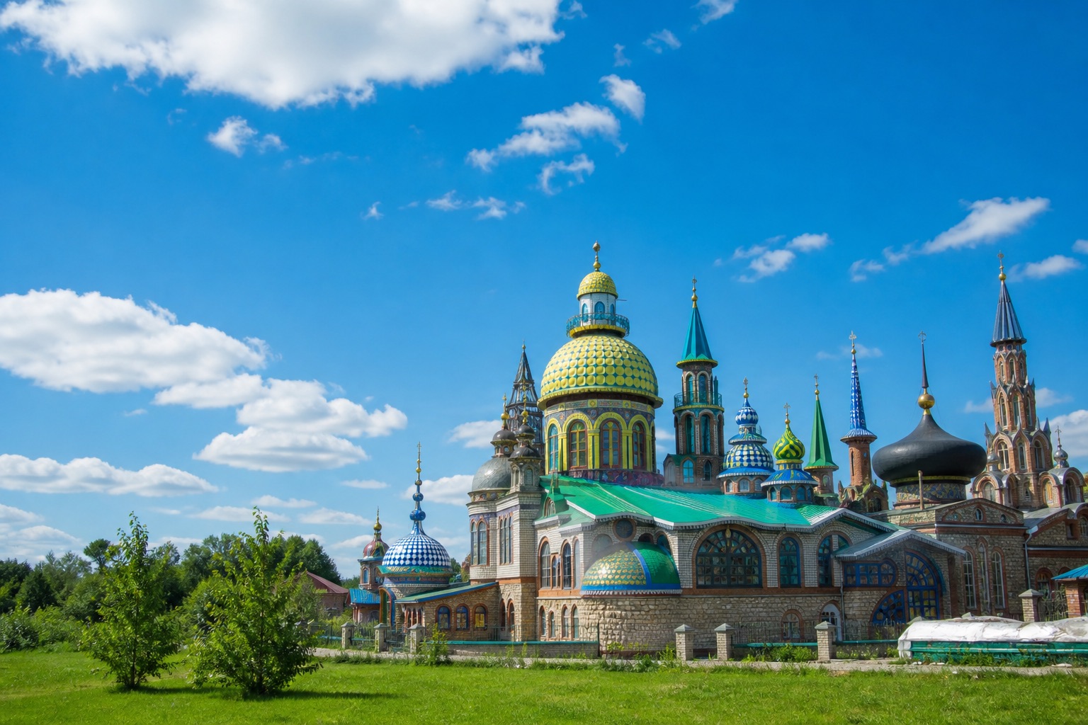 Храм всех религий днём