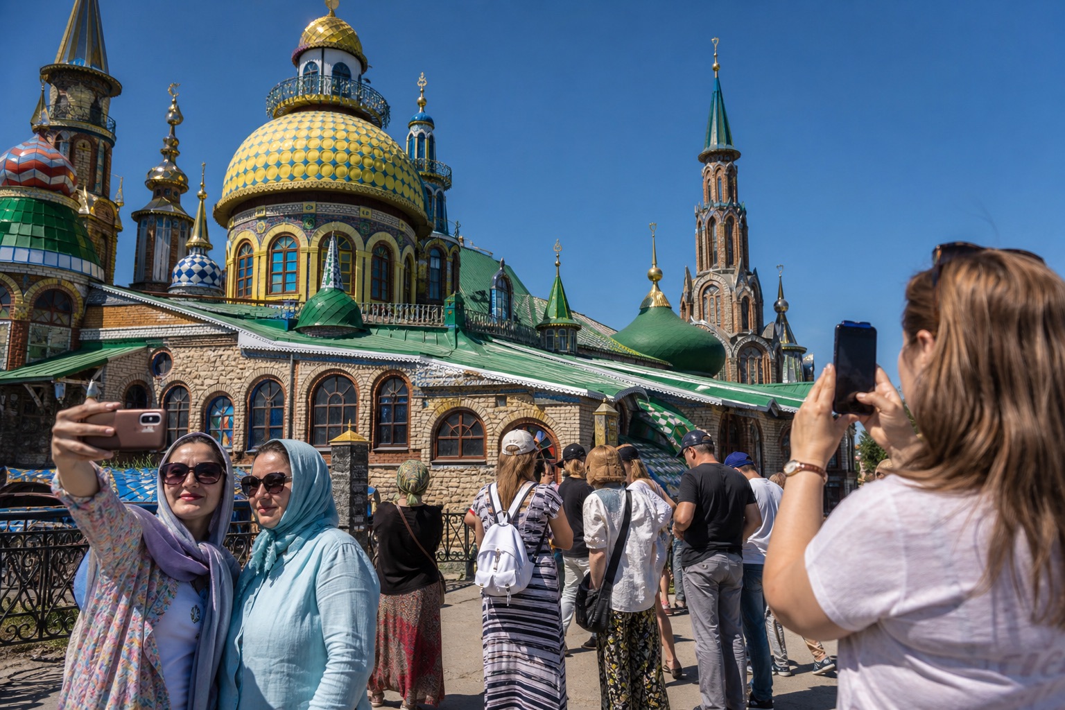 Толпа у фасада Храма всех религий