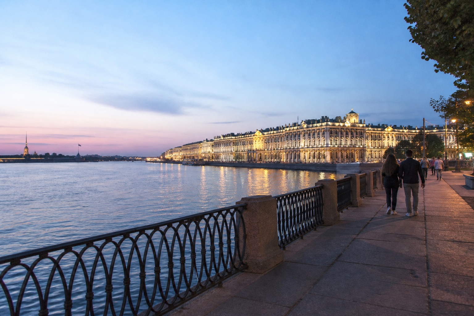Разводной мост в белую ночь