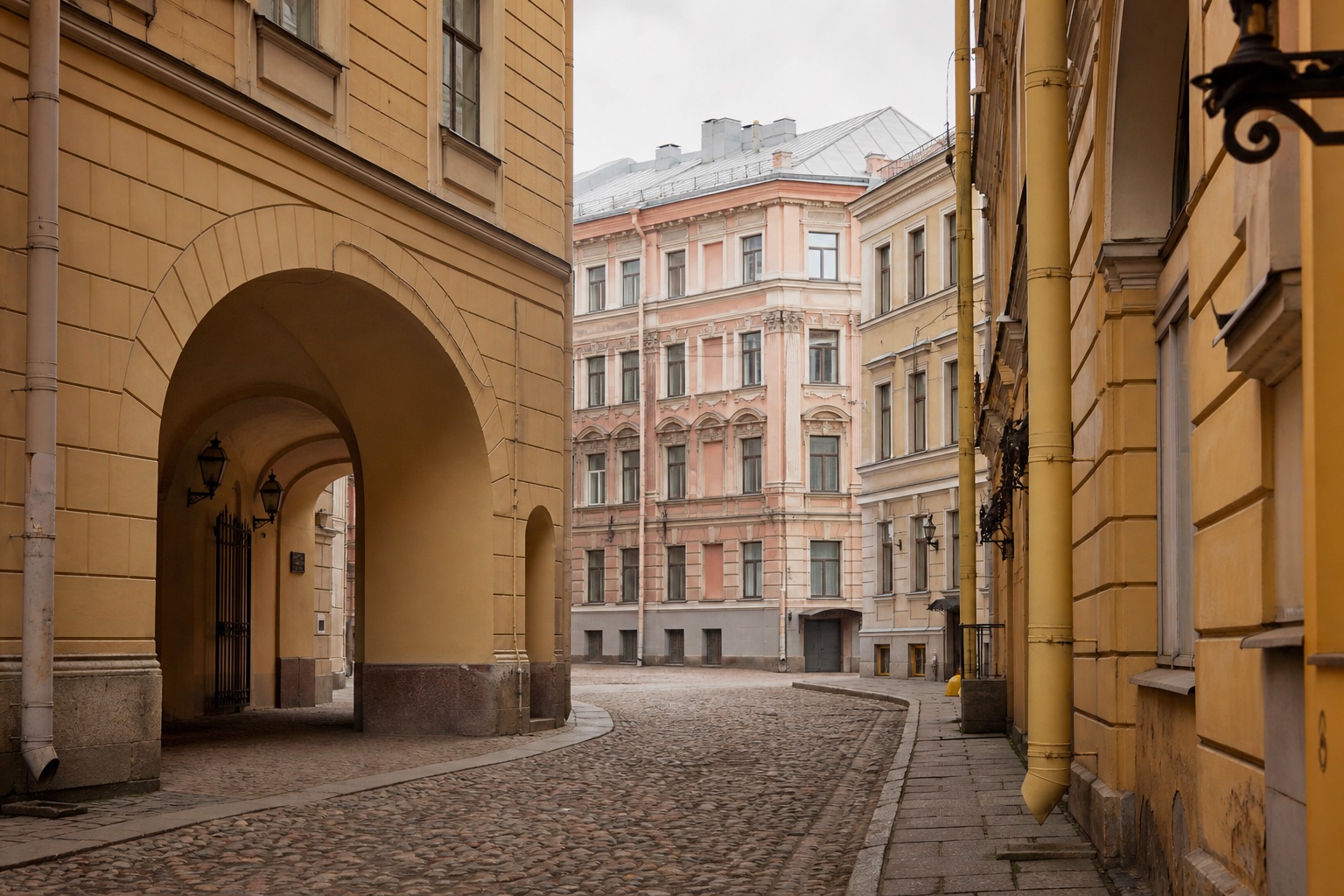 Тихая улица исторического квартала в центре Петербурга