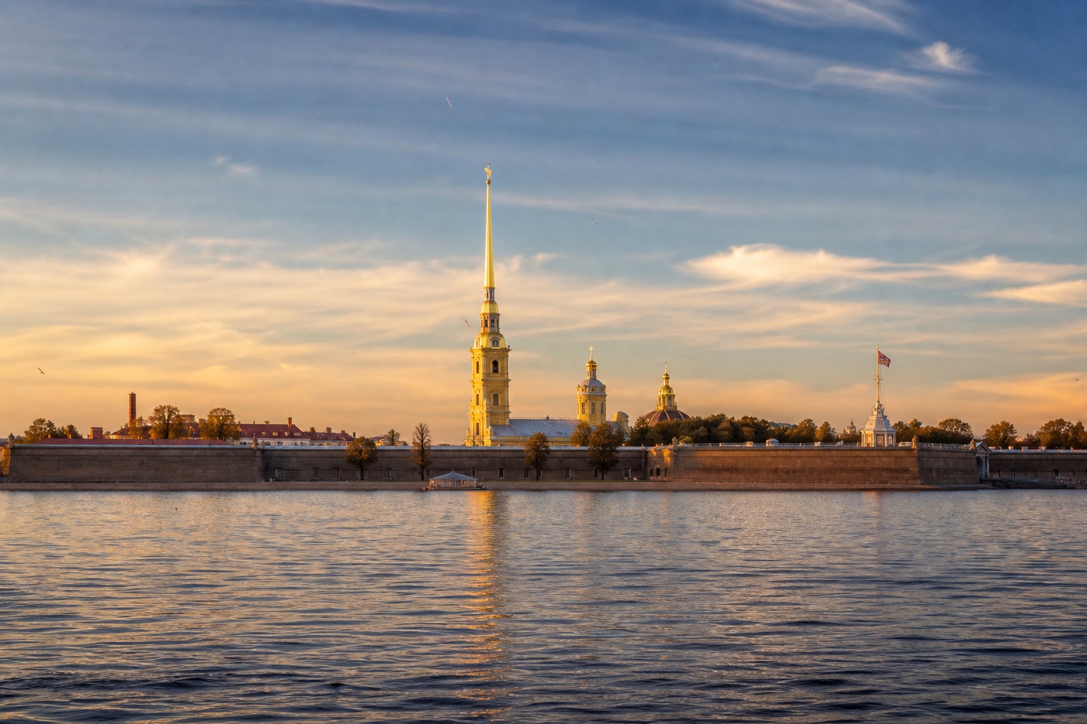 Петропавловская крепость в золотом свете над Невой