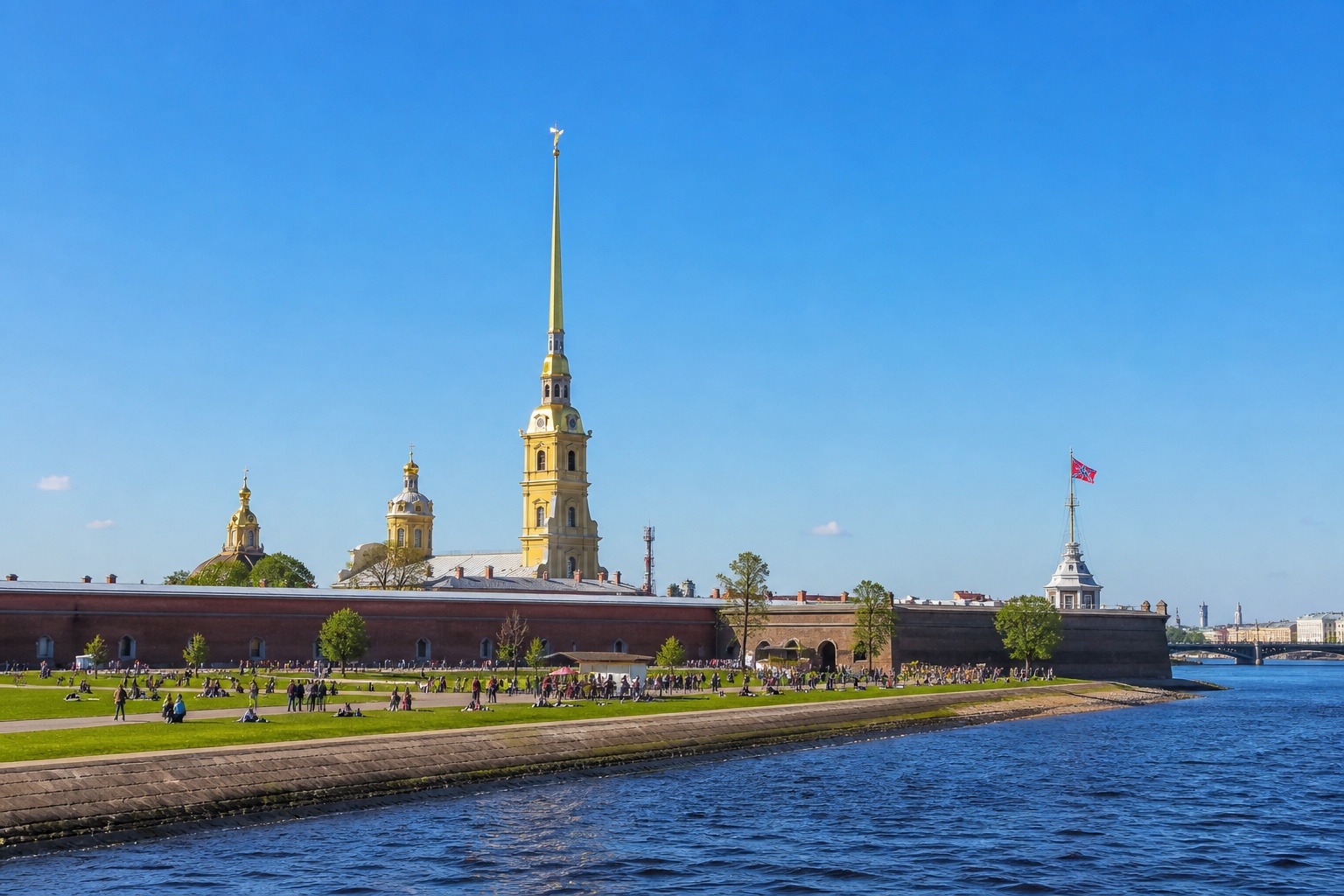 Территория Петропавловской крепости