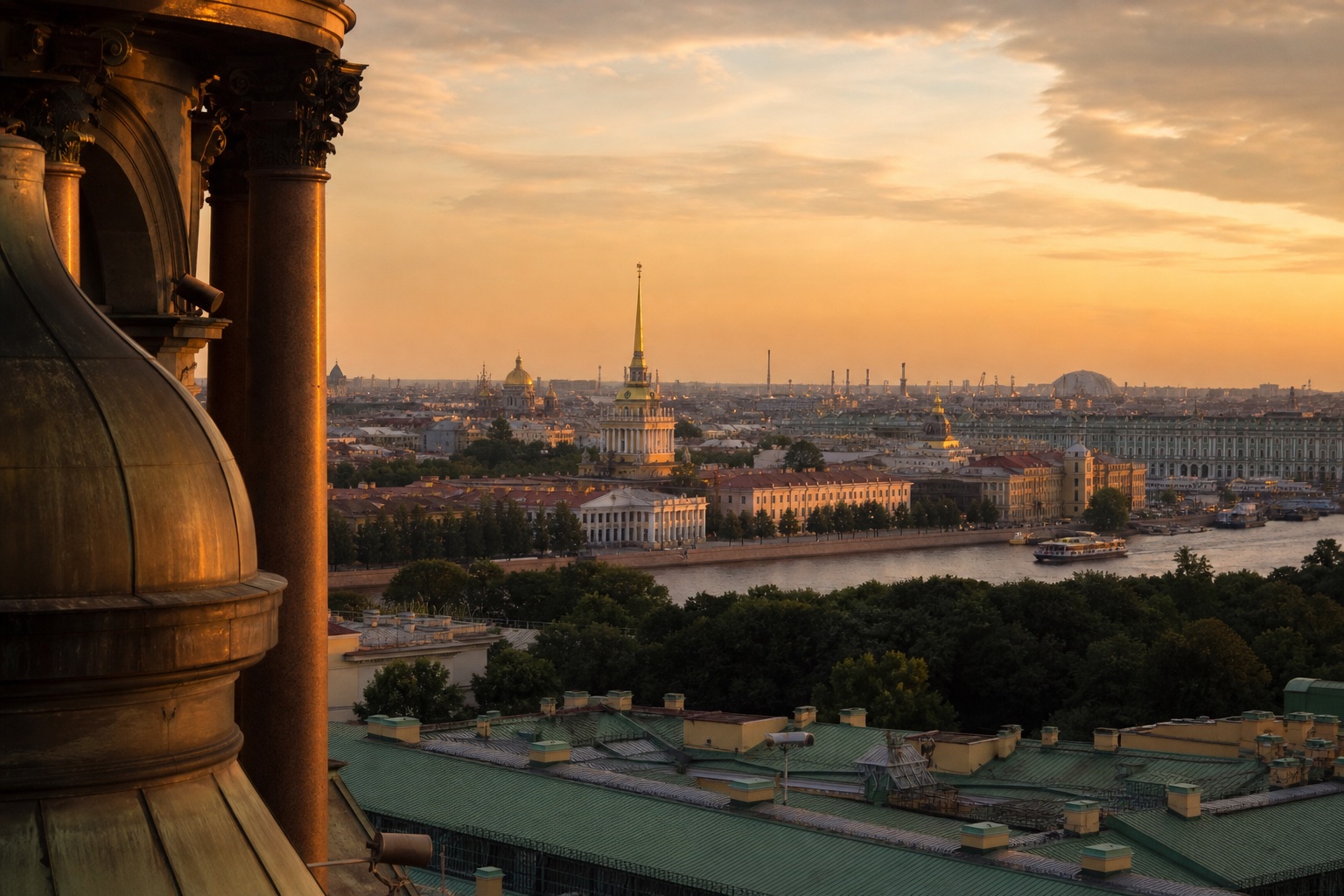 Вид на купола и крыши центра Петербурга с колоннады Исаакия