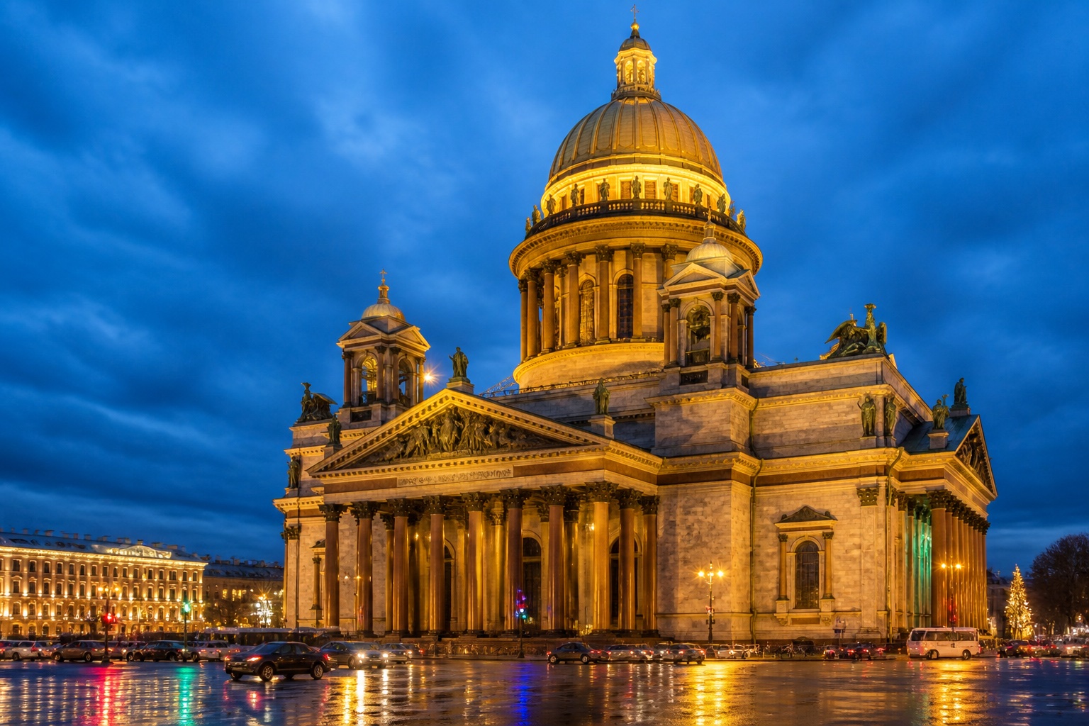 Исаакиевский собор вечером с подсветкой
