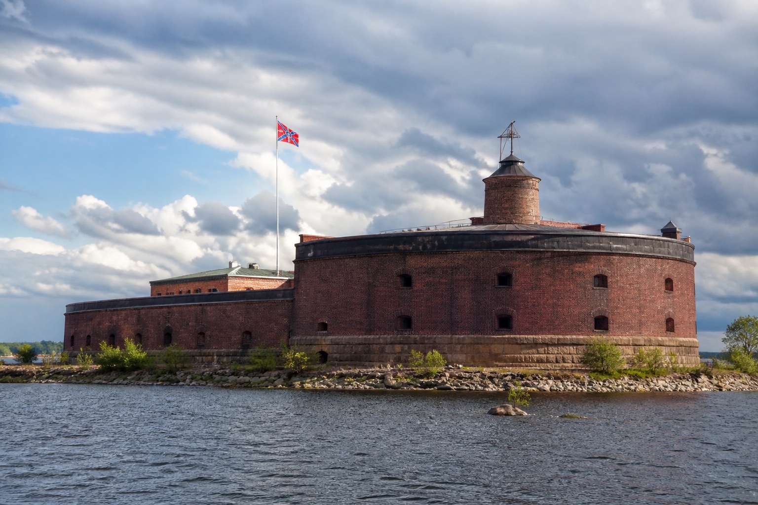Исторический форт у воды в Кронштадте