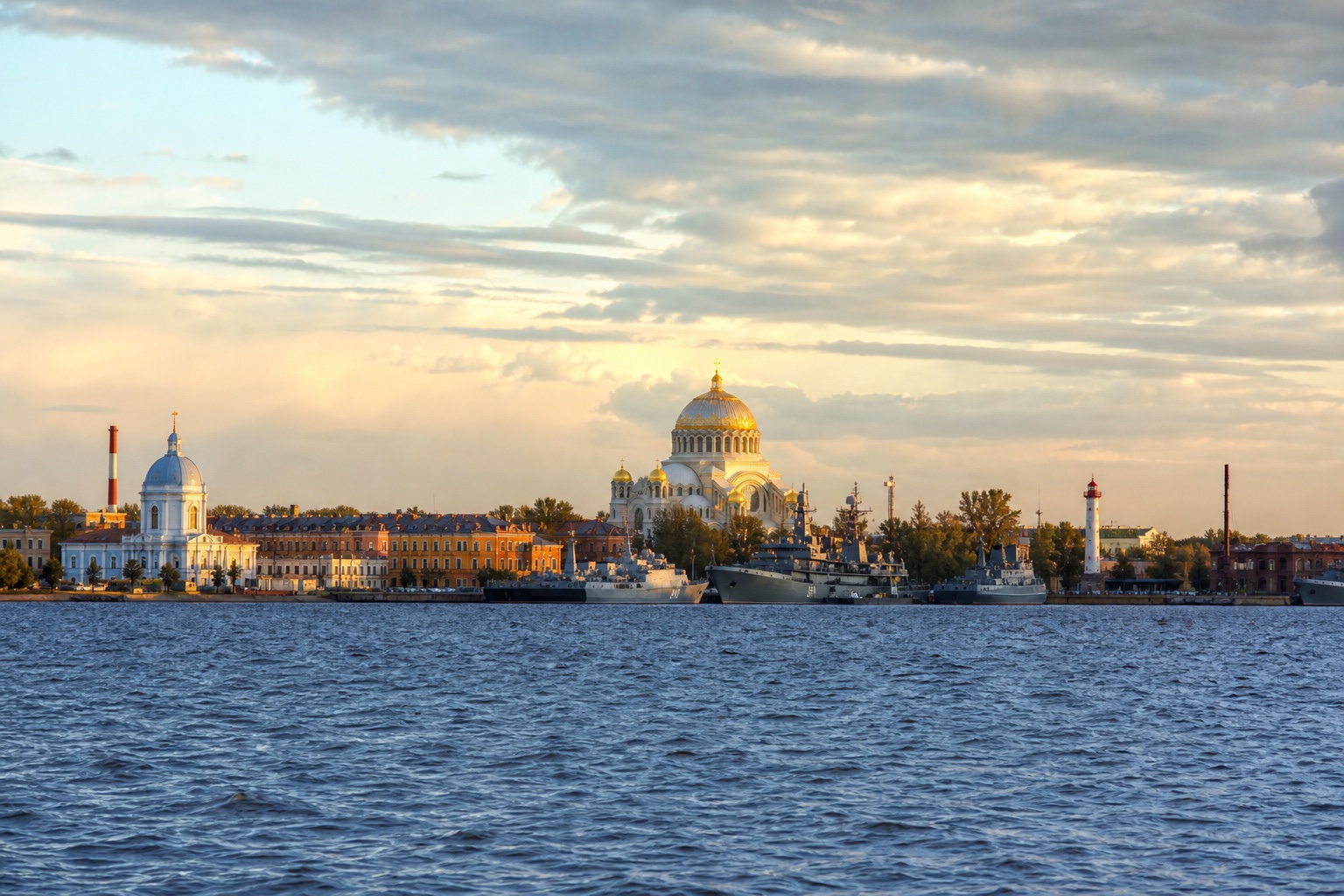 Кронштадт и Морской собор, вид с залива