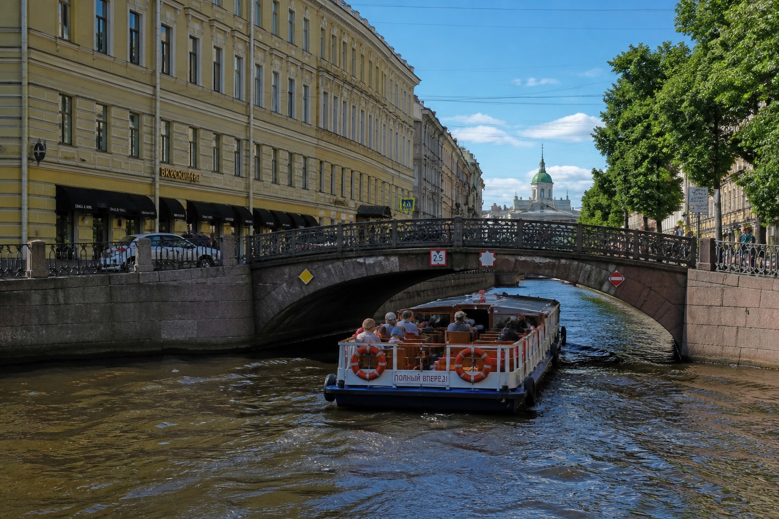 Теплоход на канале Петербурга