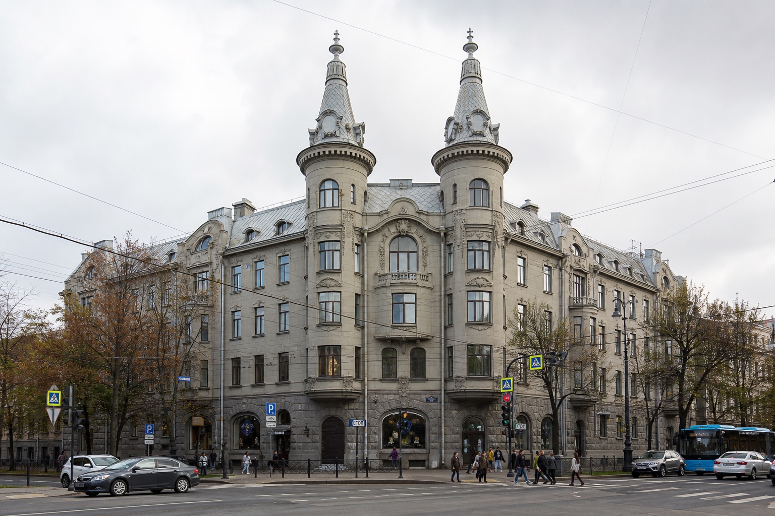 Дом с башнями на площади Льва Толстого