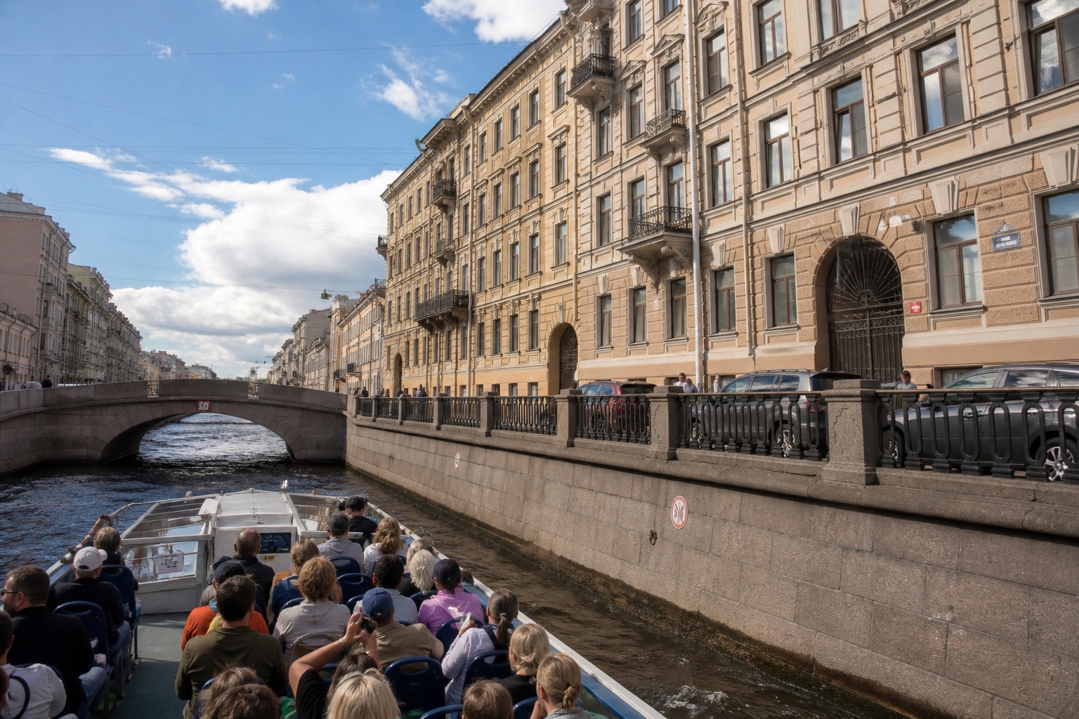 Канал и арка моста
