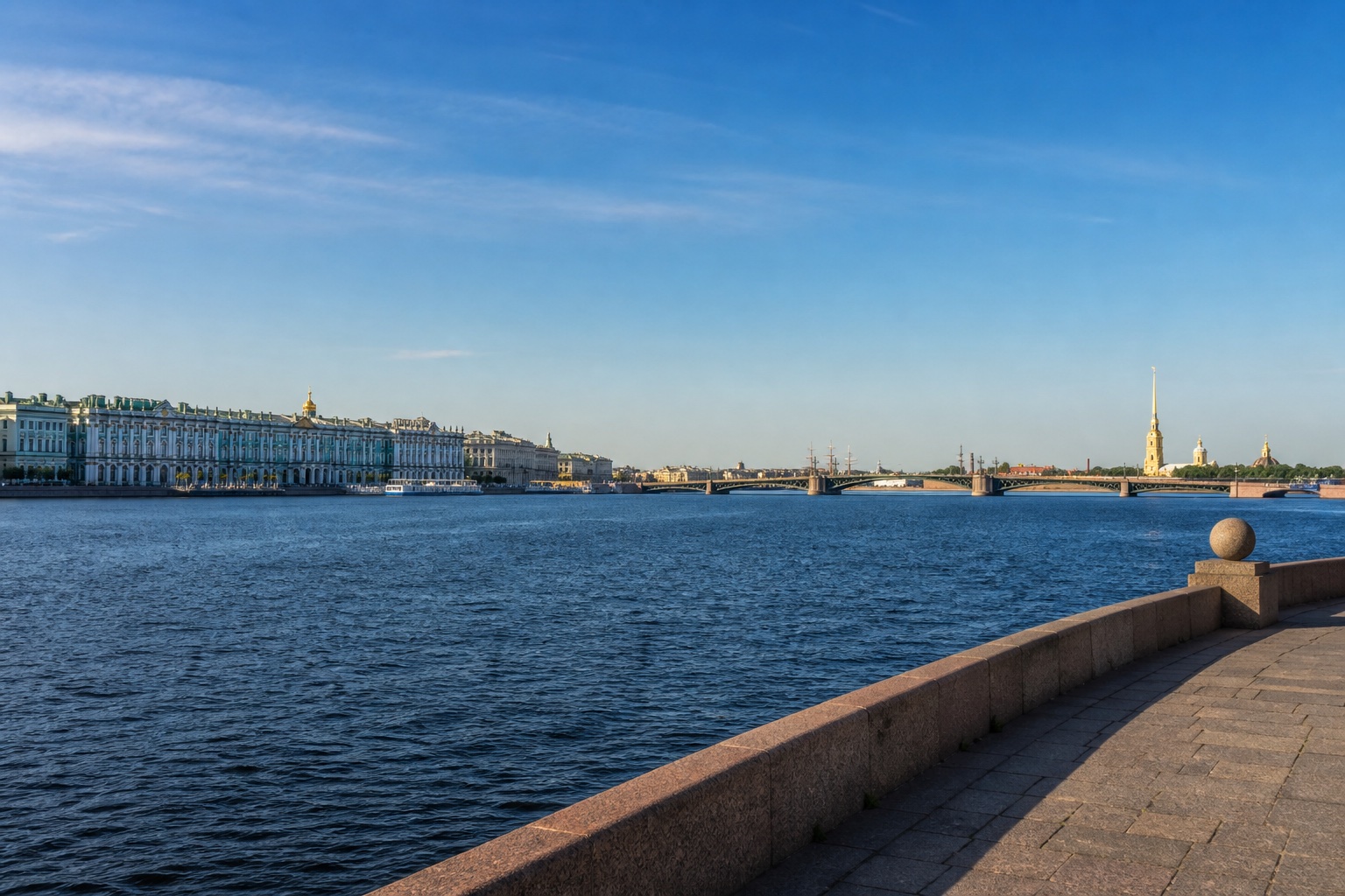 Вид на Петропавловскую крепость с Невы